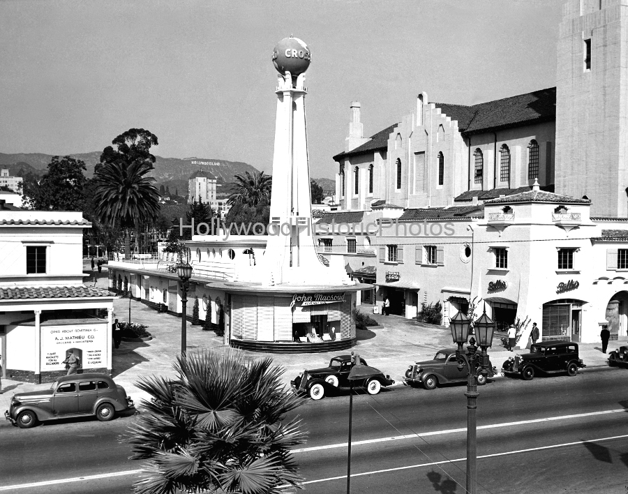 Crossroads of the World 1937 First shopping mall Hollywood.jpg